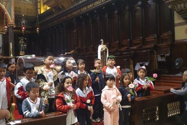 Alunos homenageiam as relíquias de Santa Teresinha
